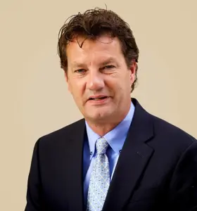 René Savelberg - Ondernemer, business accelerator en managementdenker die organisaties wakker schudt met scherpe inzichten over groei, focus en toekomstbestendige slagkracht.