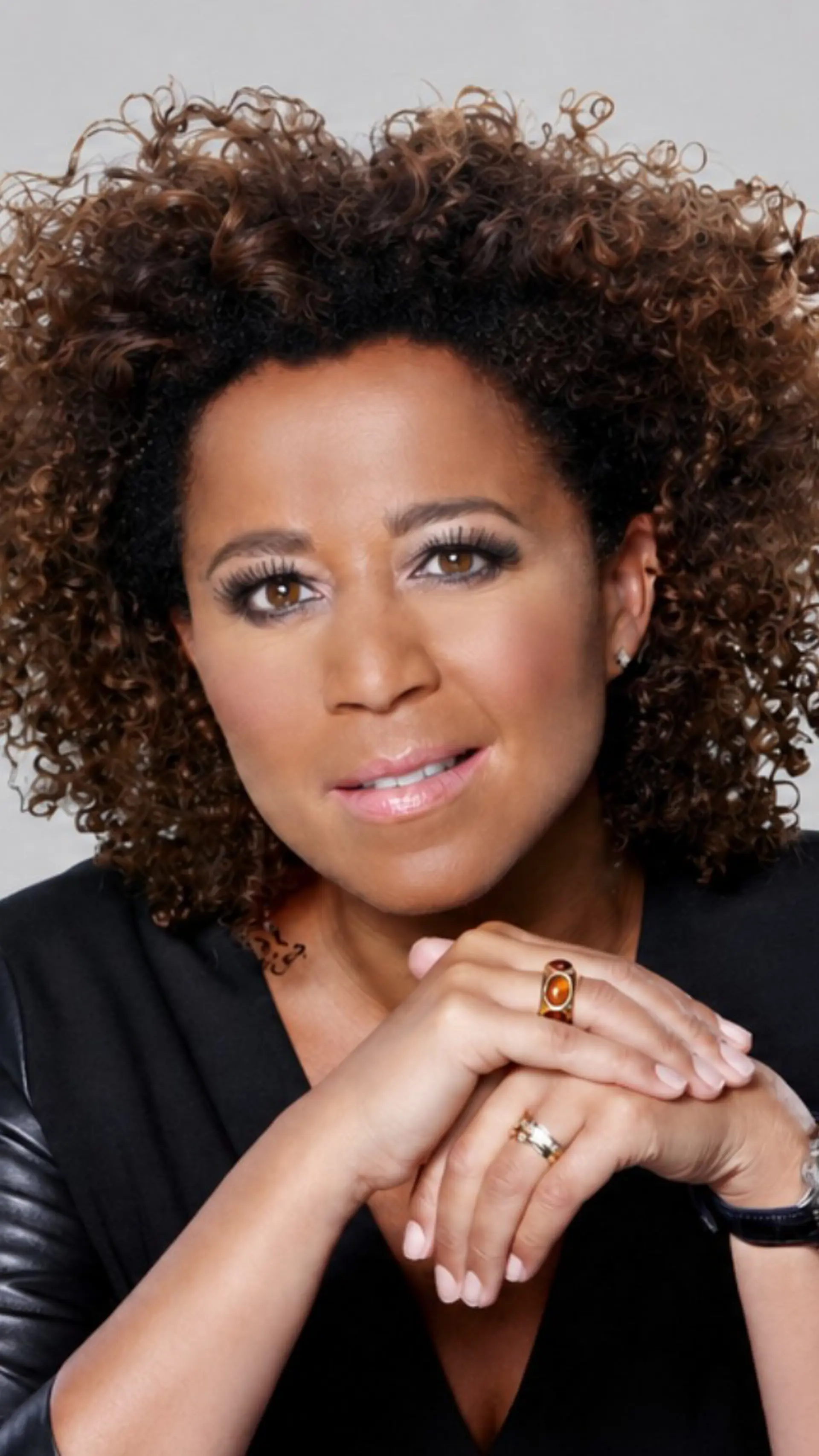 Diana Matroos - <p data-start="1535" data-end="1685">Journalist, interviewer en gespreksleider die scherpe vragen combineert met warmte en diepgang en elk event verandert in een sterk geleid gesprek.</p>