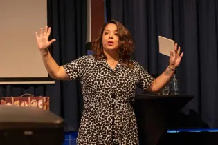 Je meest bevlogen medewerker wordt stil (en zo houd je haar binnen)