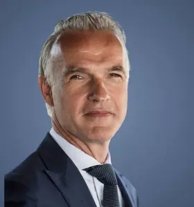 Barry ter Voert - Voormalig airline executive en commercieel strateeg met dertig jaar internationale ervaring in winstoptimalisatie, klantbeleving en complexe samenwerkingen.