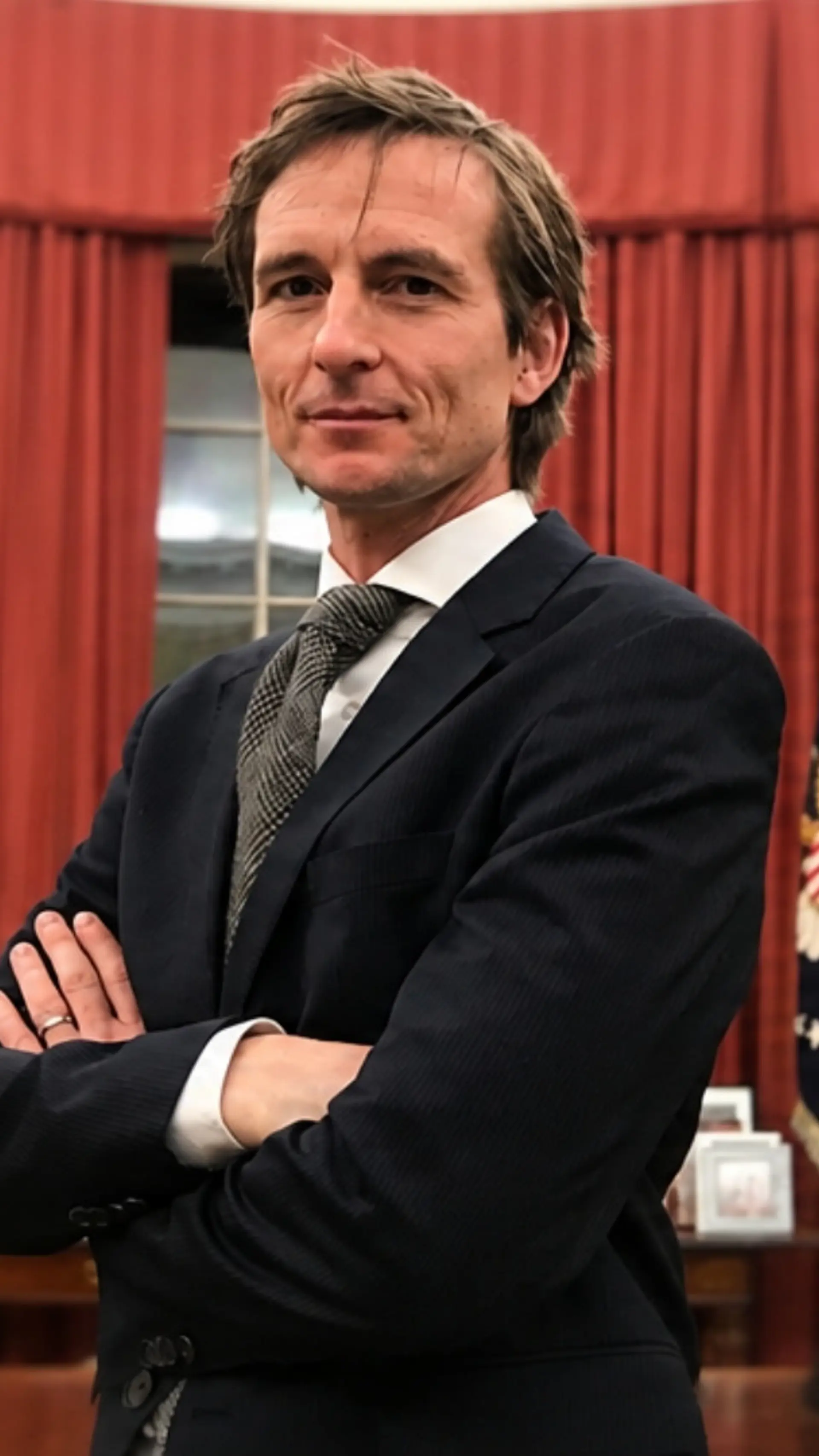 Michiel Vos - <p data-path-to-node="11">Journalist, jurist en Amerika correspondent geeft scherpe inzichten in geopolitiek en economie en vertaalt mondiale trends naar toepasbare strategie.</p>