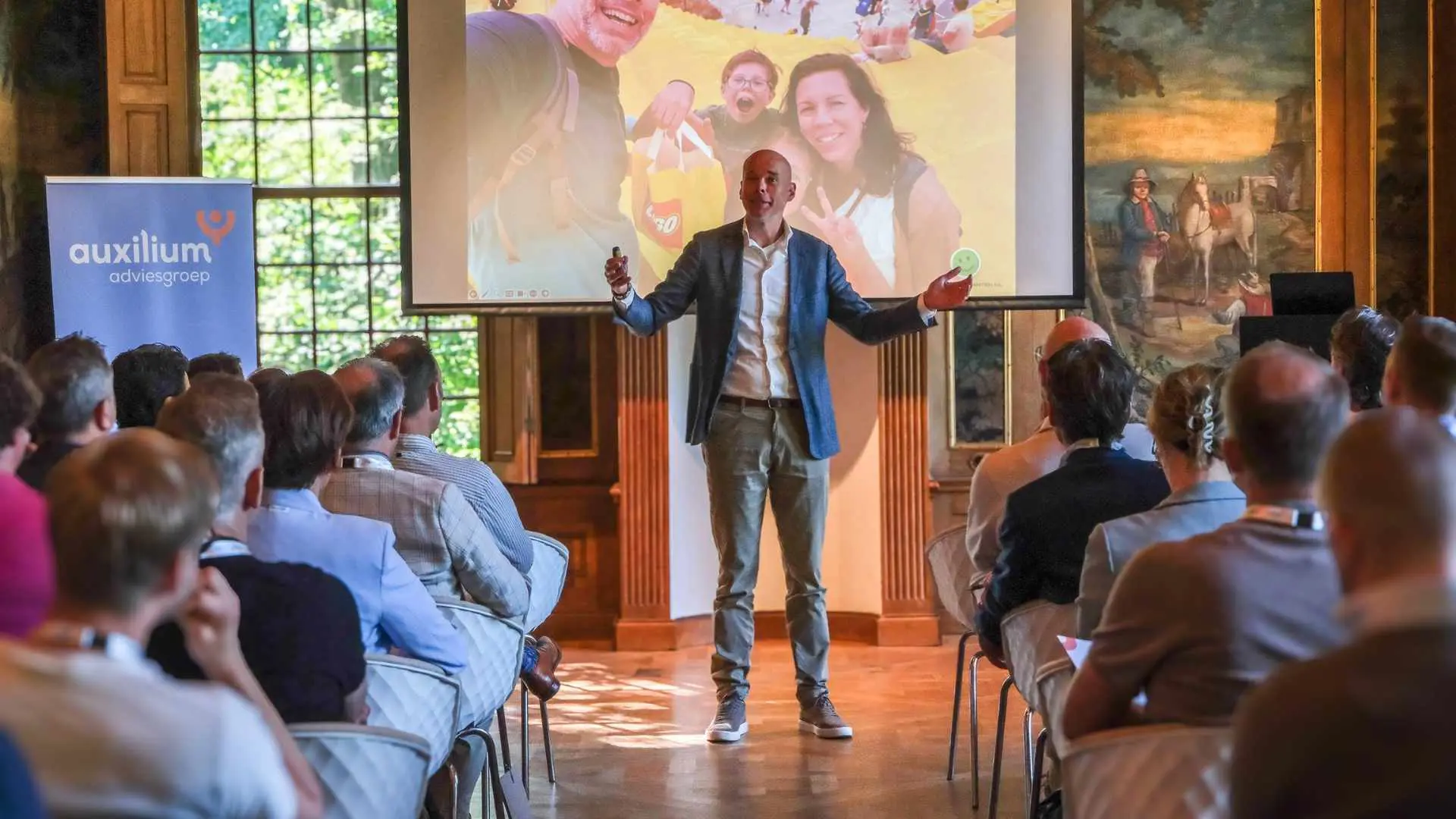 Hans Zomer - <p>Expert in overtuiging, leiderschap en teamdynamiek. Helpt organisaties effectiever communiceren en klantgerichter werken met psychologische beïnvloedingstechnieken.</p>
