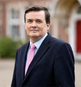 James Kennedy - Historicus en politiek expert die complexe ontwikkelingen inzichtelijk maakt en organisaties helpt strategisch te navigeren door maatschappelijke verandering.