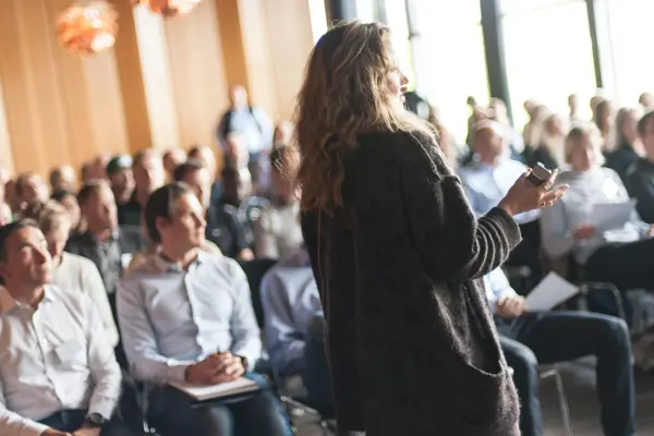Hoe organiseer je een succesvol evenement met sprekers?