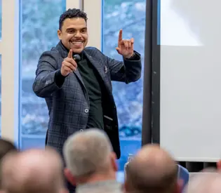 Van vastzitten naar vooruitkijken: de impact van Alexandro Reyes Rodriguez