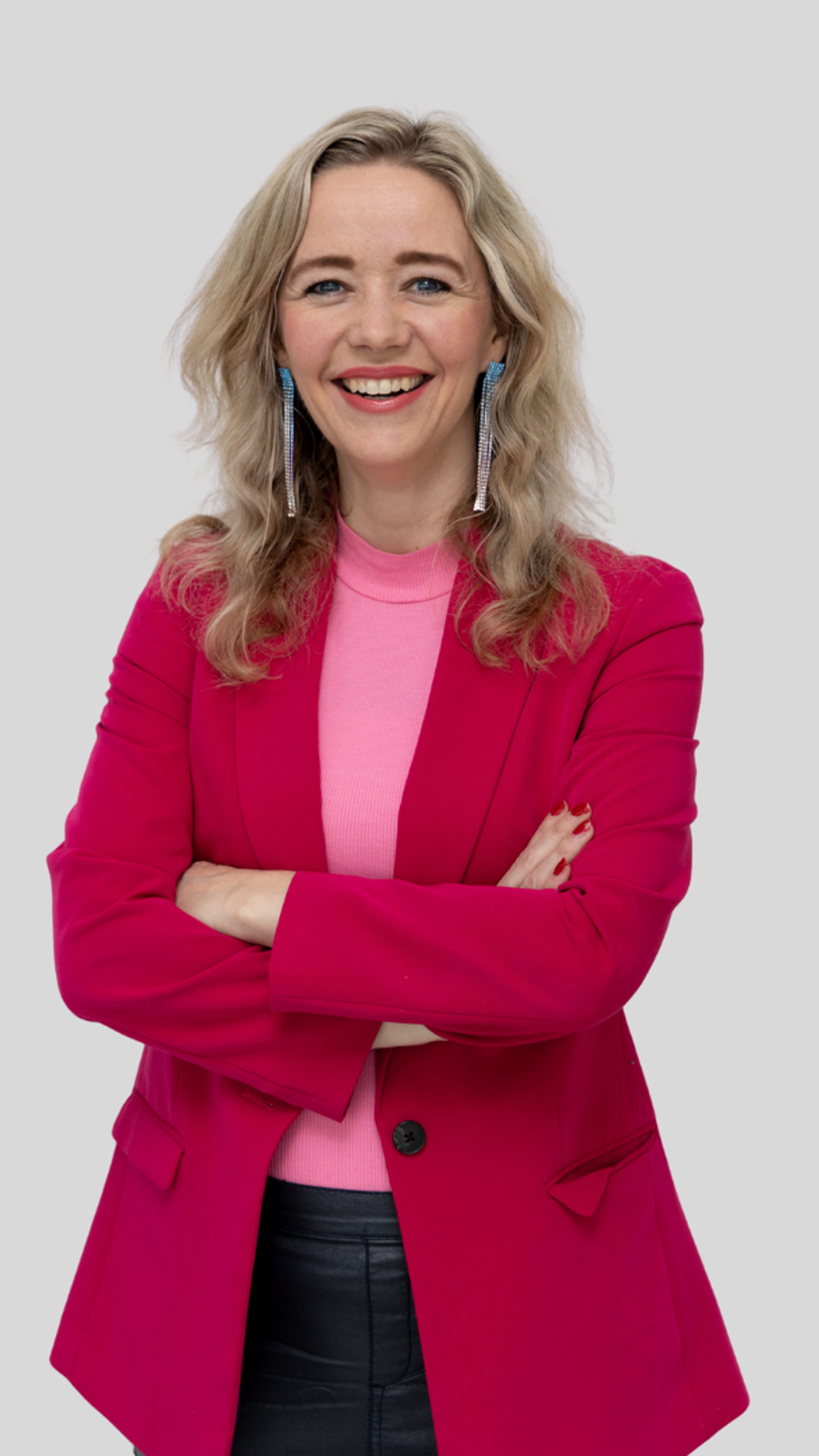 Valentine Berning - <p data-start="906" data-end="1080">Dagvoorzitter en talkshow host <span class="whitespace-normal">Valentine Berning</span> combineert storytelling, podiumregie en interactie tot events die raken, verbinden en blijven hangen.</p>