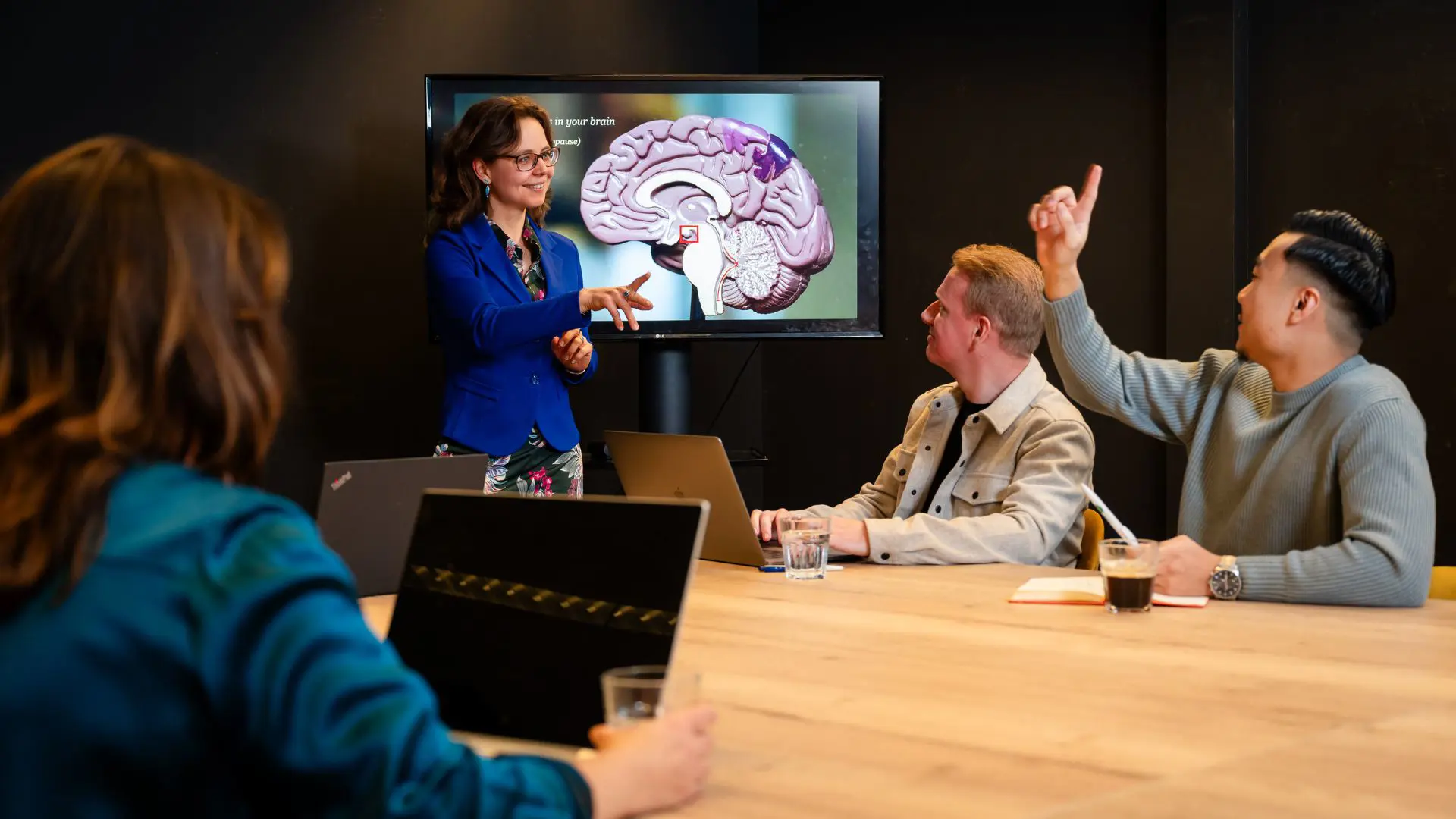 Anneke Valk - <p data-pm-slice="1 1 []">Bioloog en spreker. Ze vertaalt hormonale kennis naar concrete tools voor minder stress, betere samenwerking en duurzame inzetbaarheid.</p>