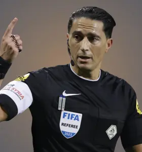 Serdar Gözübüyük - Internationaal scheidsrechter en motivatiespreker die sport, samenleving en persoonlijke groei samenbrengt met inspirerende inzichten en realistische voorbeelden.
