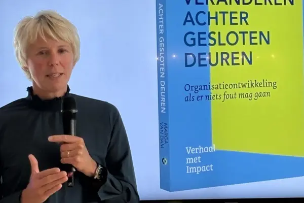 Menselijkheid achter muren: hoe Marga van Dam verandering mogelijk maakt waar niets fout mag gaan