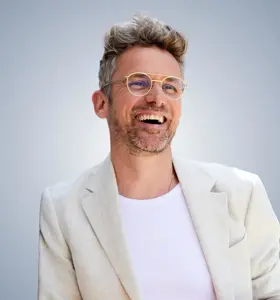 Patrick Martens - Veelzijdig presentator, acteur en stemacteur die met energie en flair elk evenement onvergetelijk maakt.