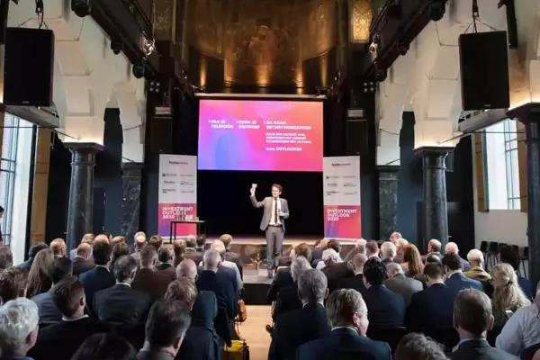Waarom een dagvoorzitter inhuren cruciaal is voor een succesvolle bijeenkomst