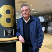 Martin van Geel - <p>Voormalig profvoetballer en topbestuurder deelt krachtige lessen over leiderschap, stress en menselijk gedrag in een wereld vol druk.</p>