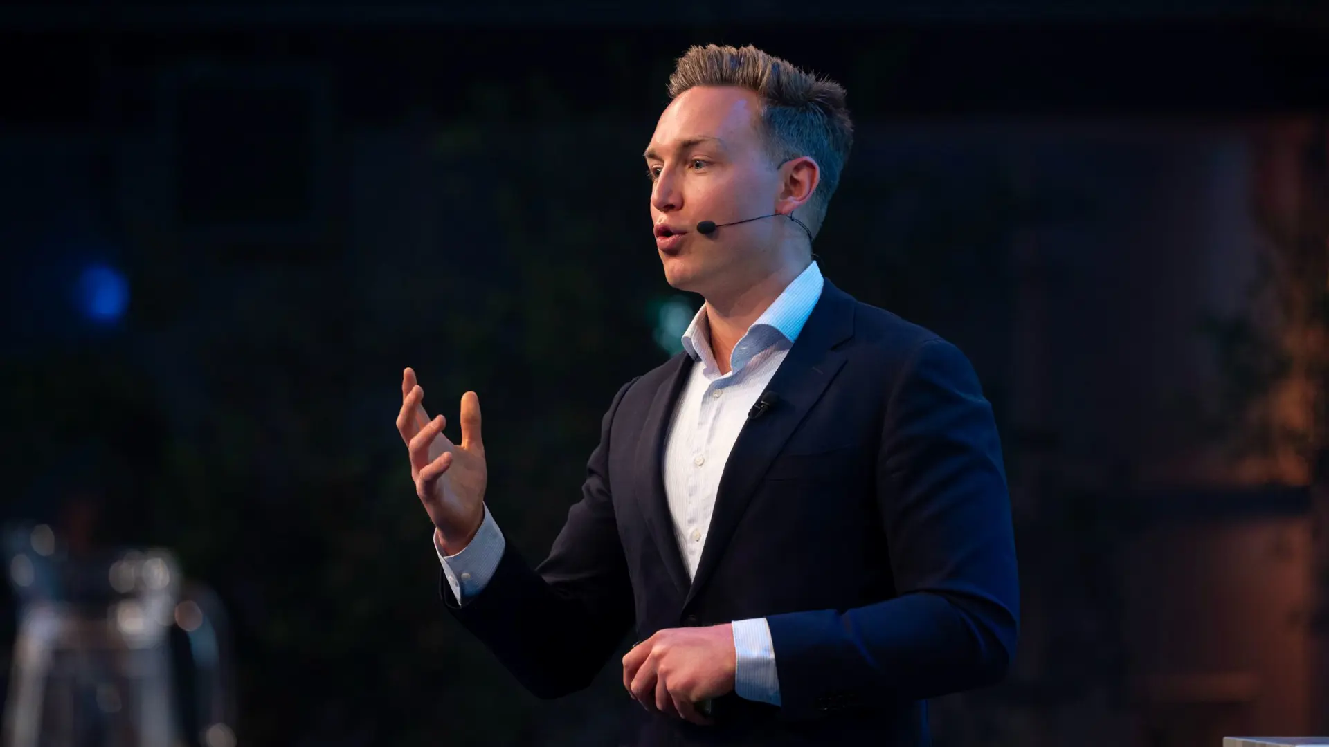 Jona van Loenen - <p>Spreker en dagvoorzitter. Hij maakt de economie begrijpelijk en relevant, met energie, humor en inzichten als econoom, columnist en ondernemer.</p>