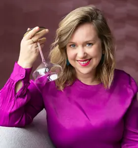 Elisanne van der Tuuk - Spreker, podcastmaker en theatermaker die met humor en scherpte inzicht geeft in gedrag en gewoontes en mensen aanzet tot bewuste keuzes