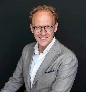 Rens de Jong - Radiopresentator, ondernemer en moderator die energie, humor en scherpe vragen inzet om elk event te versterken en de discussie naar een hoger niveau te brengen.