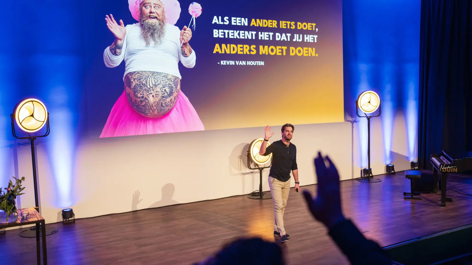 Kevin van Houten - <p>Spreker en trainer helpt organisaties samenwerking versnellen door gedrag centraal te zetten en ruis in teams concreet aan te pakken.</p>