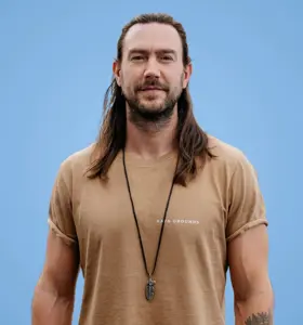 Anton Nootenboom - Wereldrecordhouder en voormalig militair die zijn extreme barefoot avonturen inzet om mentale veerkracht en de kracht van kwetsbaarheid tastbaar te maken.