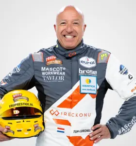 Tom Coronel - Ervaren autocoureur, ondernemer en coach die met energie, humor en praktijkverhalen een inspirerende kijk geeft op succes, veerkracht en motivatie.