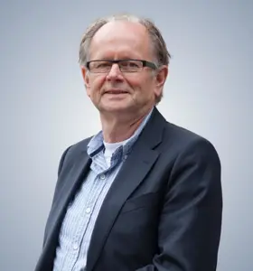 Joost Kampen - Veranderkundige en socioloog die organisaties helpt herstellen met inzichten over menselijk leiderschap, emotionele dynamiek en structurele verbetering.