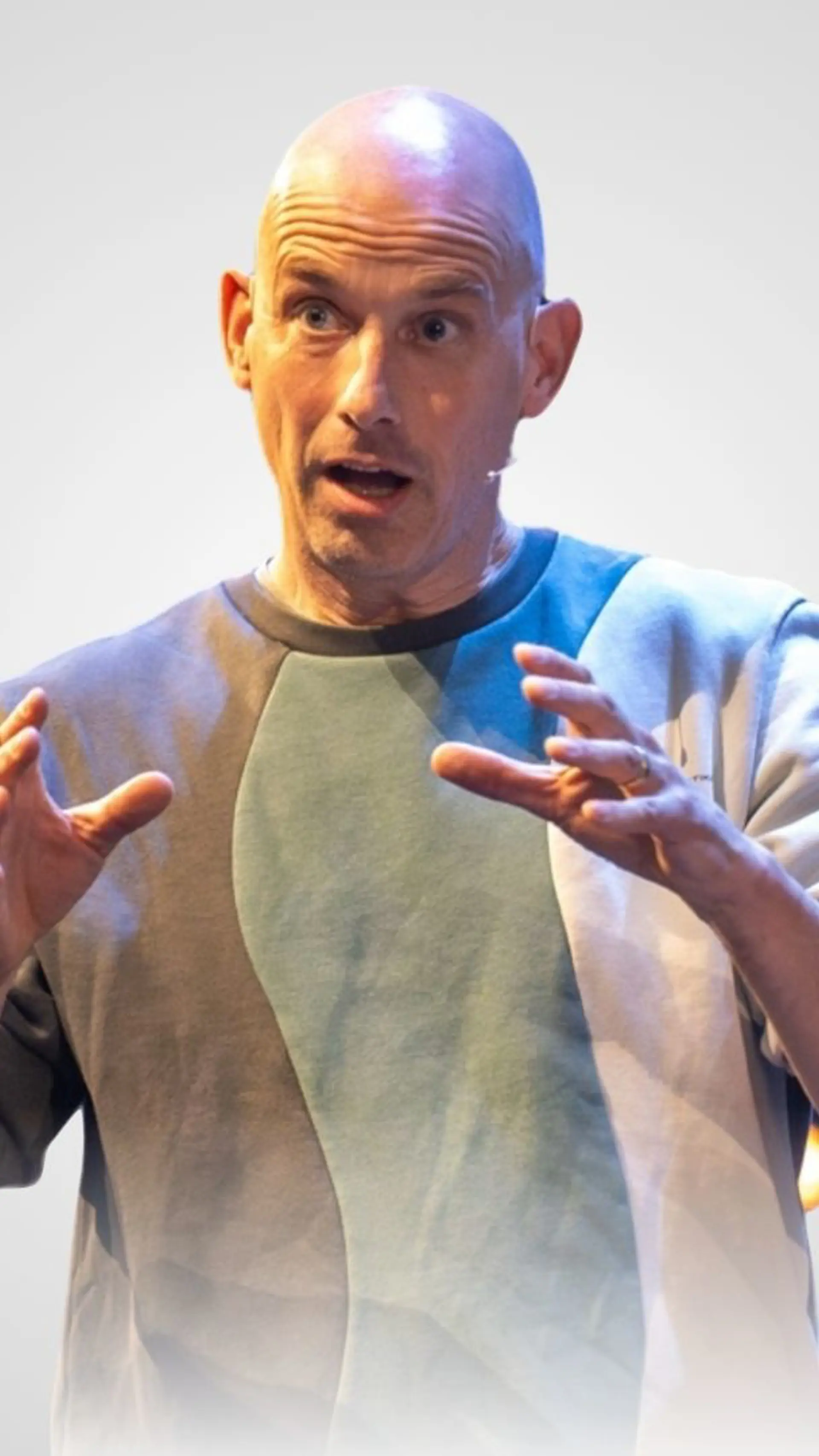 Nils Roemen - <p>Nils Roemen laat zien hoe durven vragen leidt tot echte verbinding en onverwachte kansen.</p>