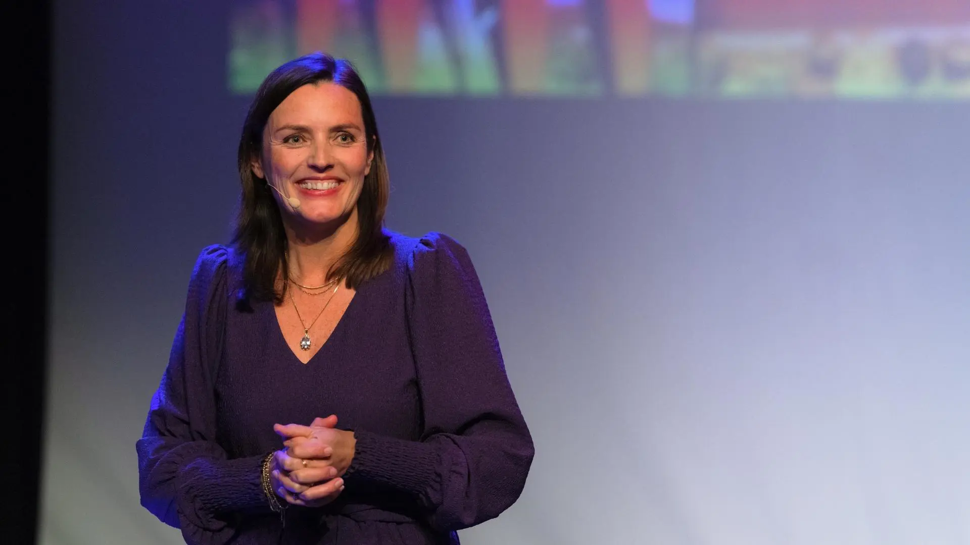 Irma van Herwaarden - <p>Spreker en theatermaker Irma van Herwaarden maakt zichtbaar wat er onder de oppervlakte speelt en zorgt dat mensen er niet meer omheen kunnen.</p>