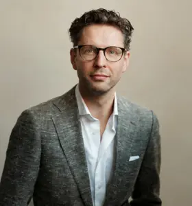 Mark Tigchelaar - Breinexpert, psycholoog, bestsellerauteur en spreker die teams leert focus te trainen, afleiding te temmen en mentale energie slimmer te benutten.