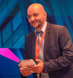 Otman Nouinou - AI-ondernemer en universitair docent die technologie, psychologie en leiderschap samenbrengt in strategieën die mensen en organisaties versterken.