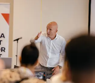 Van controle naar verbinding: Jan van Halst over verbindend leiderschap