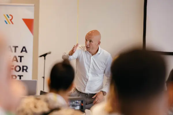 Van controle naar verbinding: Jan van Halst over verbindend leiderschap