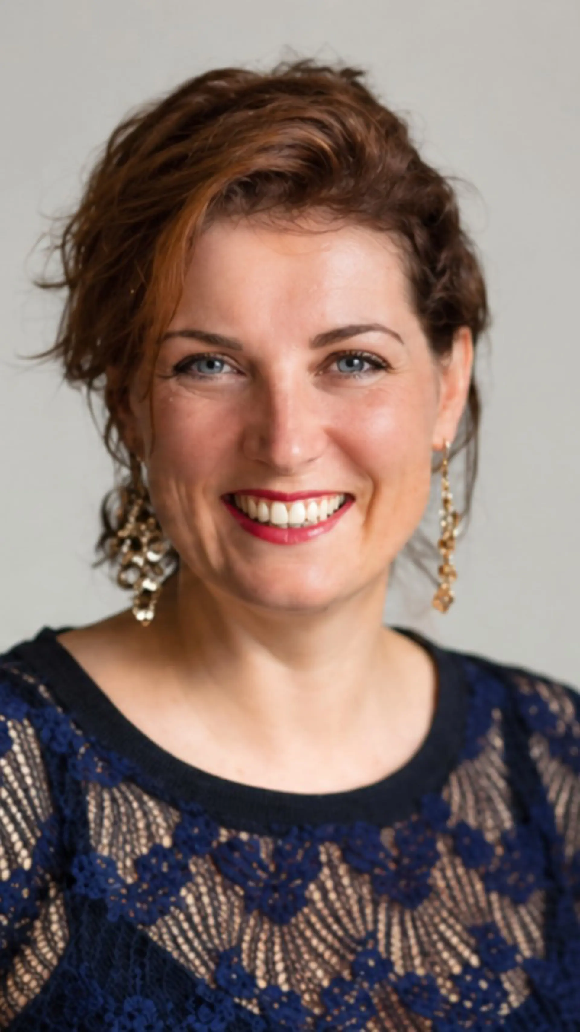 Aggie Hinskens - <p data-start="1161" data-end="1296">Strategisch communicatieadviseur, veranderspecialist en ervaren dagvoorzitter die energie, richting en verbinding brengt op elk podium.</p>