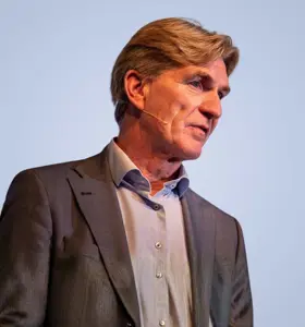 Bob de Wit - Emeritus hoogleraar en toekomstdenker die de invloed van AI op organisaties verbindt met menselijk leiderschap, klantwaarde en strategische keuzes.