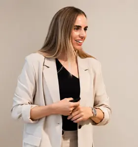 Marit Bouwmeester - Olympisch kampioen en wereldkampioen zeilen die laat zien hoe focus en veerkracht bijdragen aan krachtig leiderschap en duurzame prestaties.