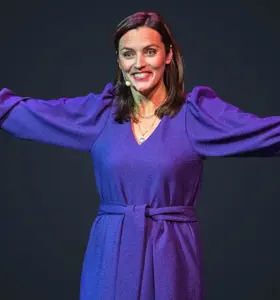 Irma van Herwaarden - Spreker en theatermaker Irma van Herwaarden maakt zichtbaar wat er onder de oppervlakte speelt en zorgt dat mensen er niet meer omheen kunnen.