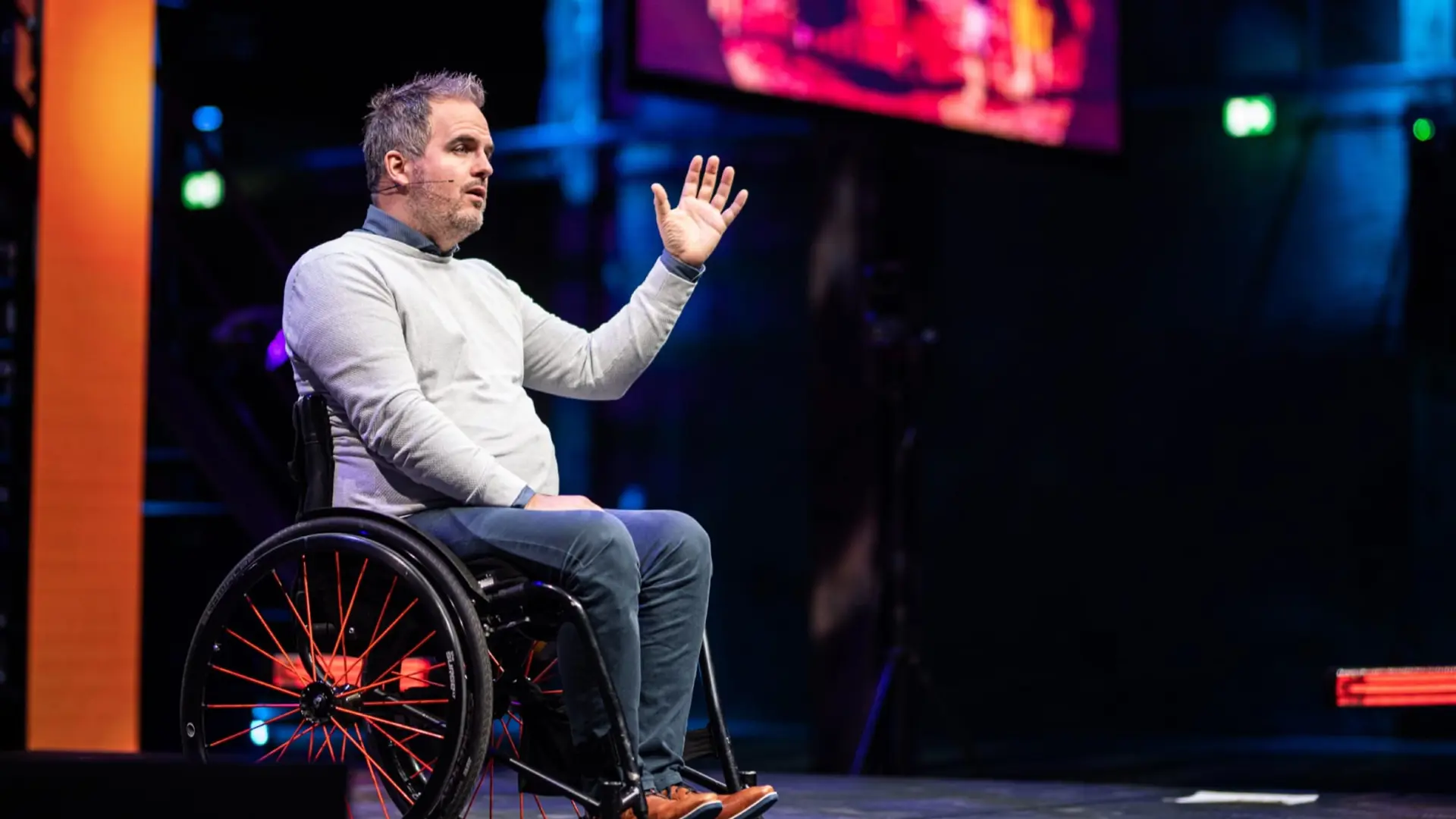 Niek van den Adel - <p>Mr. Featherforce gebruikt zijn persoonlijke verhaal en wetenschappelijke inzichten om mensen en organisaties te inspireren tot echte veerkracht.</p>