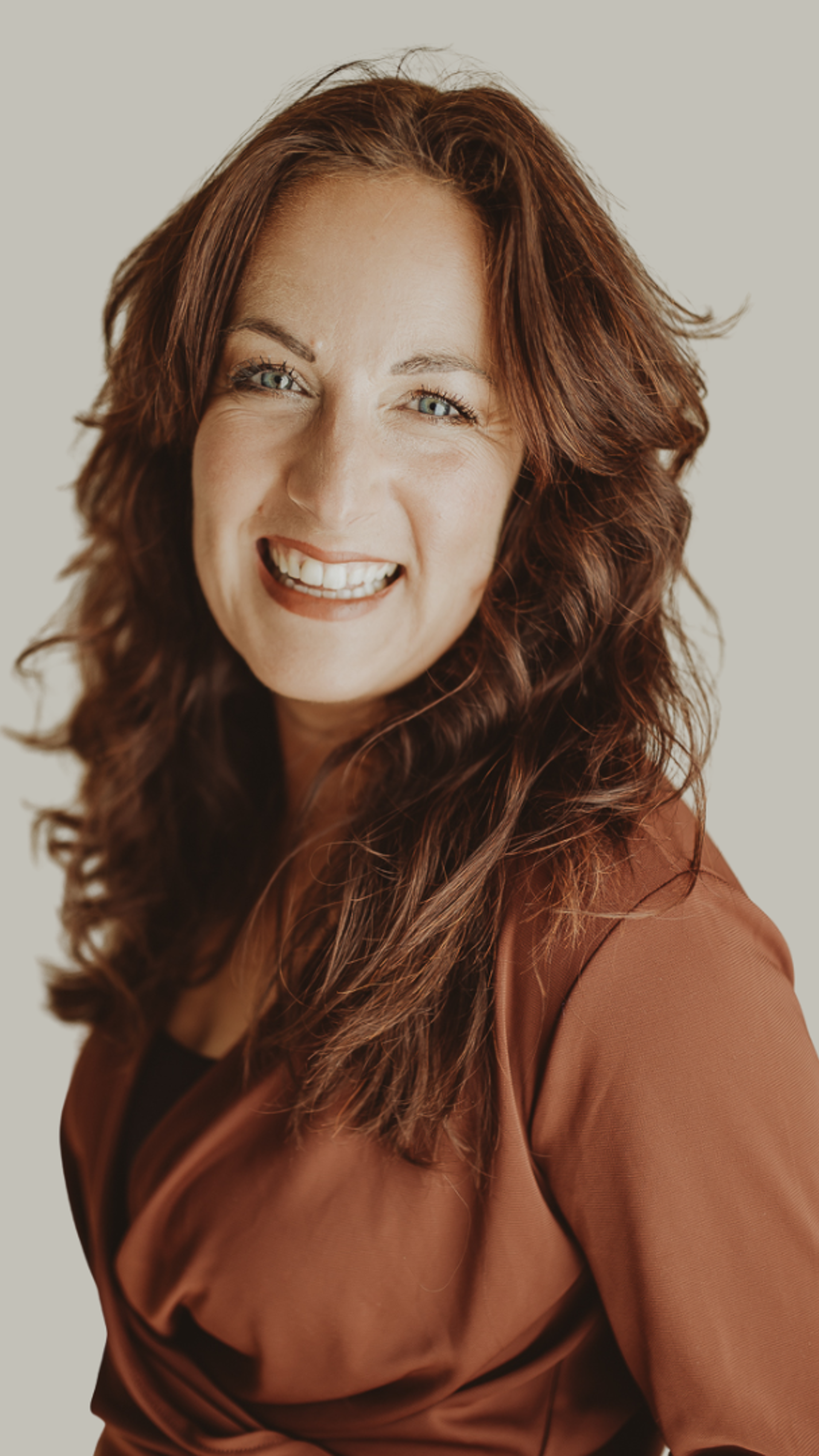 Pauline Kuiper - <p data-start="2119" data-end="2271">Therapeutisch fotograaf, coach en inspirator die laat zien hoe kwetsbaarheid en verbinding leiden tot rust, veerkracht en betekenisvolle samenwerking.</p>