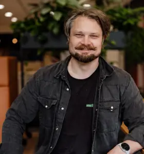 Aragorn Meulendijks - Future Historian en AI onderzoeker die historische patronen verbindt aan AI en robotica en zo technologische verandering begrijpelijk maakt voor organisaties.