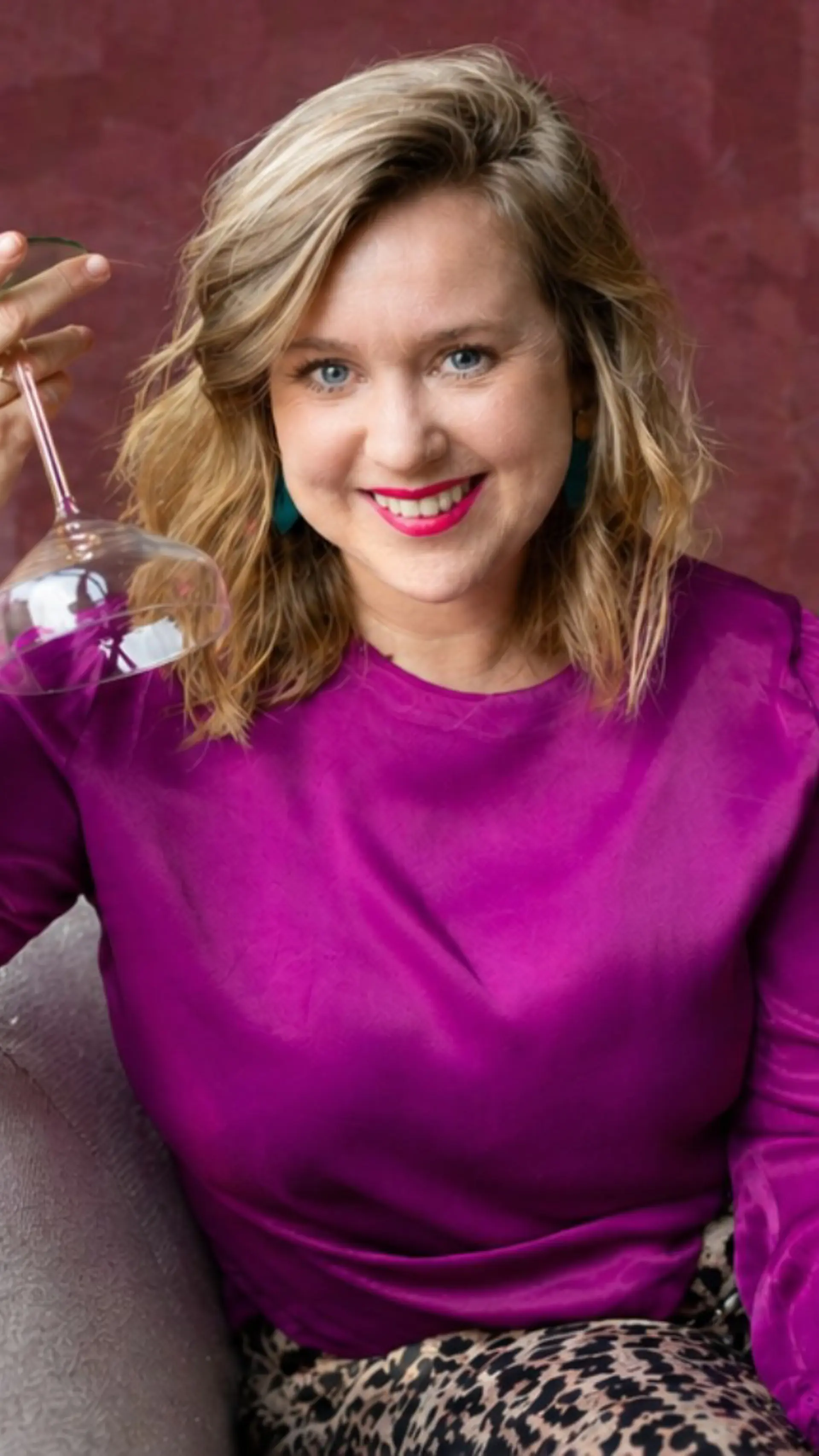 Elisanne van der Tuuk - <p>Spreker, podcastmaker en theatermaker die met humor en scherpte inzicht geeft in gedrag en gewoontes en mensen aanzet tot bewuste keuzes</p>
