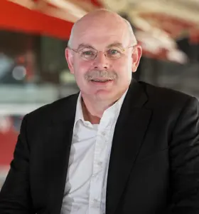 Toon Gerbrands - Bestsellerauteur en voormalig algemeen directeur van AZ en PSV en coach die inzichten uit topsport vertaalt naar leiderschap en groei.