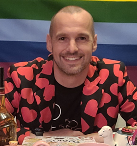 Ronald Mol - 





LHBTQIA+ dagvoorzitter, spreker en ervaringsdeskundige die met humor, scherpte en warmte gesprekken over inclusie en diversiteit tot leven brengt.





