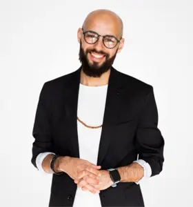 Karim Amghar - Programmamaker, auteur en onderwijsprofessional die complexe maatschappelijke thema’s toegankelijk maakt en vertaalt naar concrete verandering.