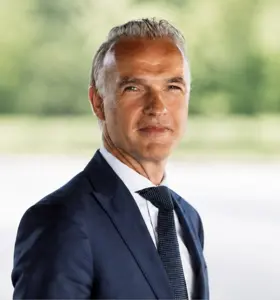 Barry ter Voert - Voormalig topbestuurder in de luchtvaart deelt praktijklessen over commerciële strategie, pricing en klantbeleving voor duurzame groei.