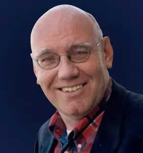 Kees Jansma - Sportpresentator, producent en journalist die met scherpe analyses en rijke voetbalhistorie inspireert en nieuwe perspectieven biedt voor ieder publiek.