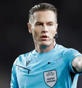 Danny Makkelie - Internationaal scheidsrechter, VAR expert en inspirerend spreker die krachtige inzichten deelt over leiderschap, teamwork en prestaties onder druk.