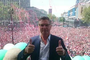 Mensen krachtiger maken: levenslessen uit de wonderlijke wereld van voetbal met Martin van Geel