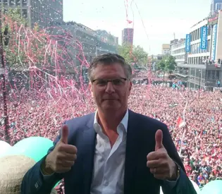 Mensen krachtiger maken: levenslessen uit de wonderlijke wereld van voetbal met Martin van Geel