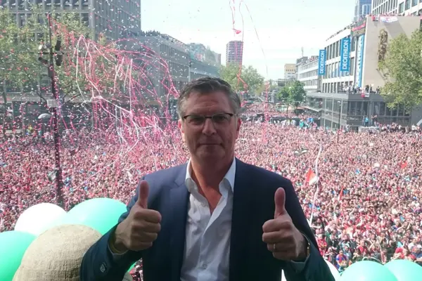 Mensen krachtiger maken: levenslessen uit de wonderlijke wereld van voetbal met Martin van Geel