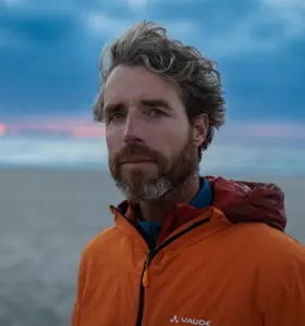 Merijn Tinga - Bioloog en activist die zijn ervaring als Plastic Soup Surfer vertaalt naar inspirerende inzichten over duurzame verandering en persoonlijke impact.