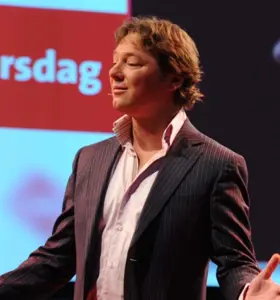Frits Sissing - Ervaren presentator, dagvoorzitter en spreker die bedrijven inspireert met boeiende verhalen, praktische inzichten en bewezen successtrategieën.