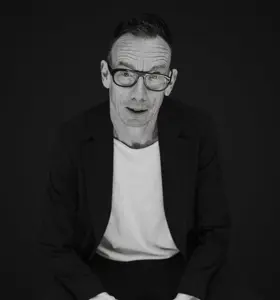 Dolf Jansen - Cabaretier en presentator die humor, timing en scherpe inzichten inzet om organisaties slimmer te laten omgaan met tijd, focus, werkdruk en energie.