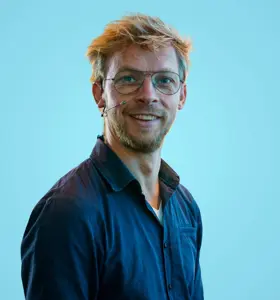 Michel Verheijden - Improvisatiecabaretier en veranderexpert die met humor laat ervaren hoe teams flexibeler reageren op verandering en ruimte maken voor nieuwe mogelijkheden.